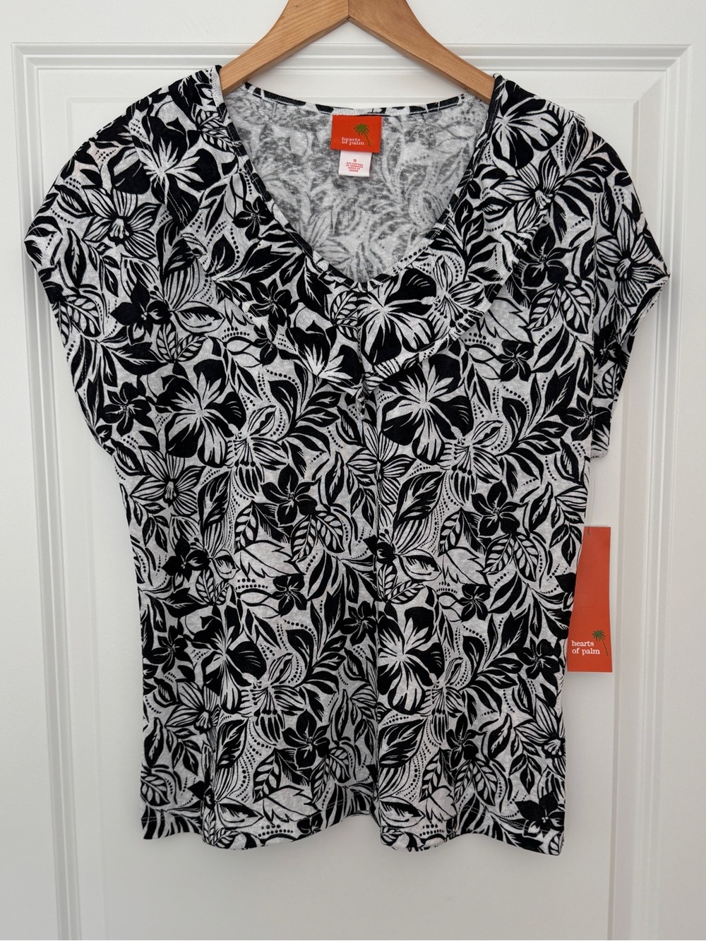 hearts of palm Black & White Floral V-Neck Short Sleeve Top